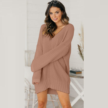 Nahaufnahme des tiefen V-Ausschnitts am Damen-Strickpullover