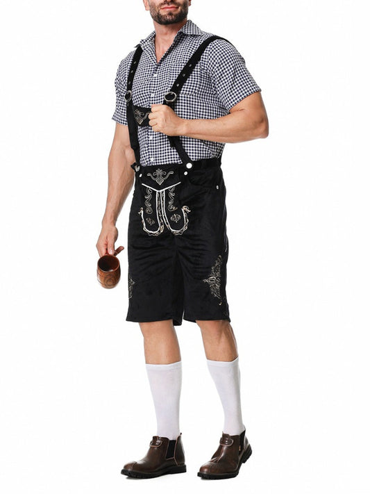 Mann in traditioneller bayerischer Tracht mit Lederhose, kariertem Hemd und Bierkrug. Oktoberfest Mode, deutsche Kultur, Trachtenmode.