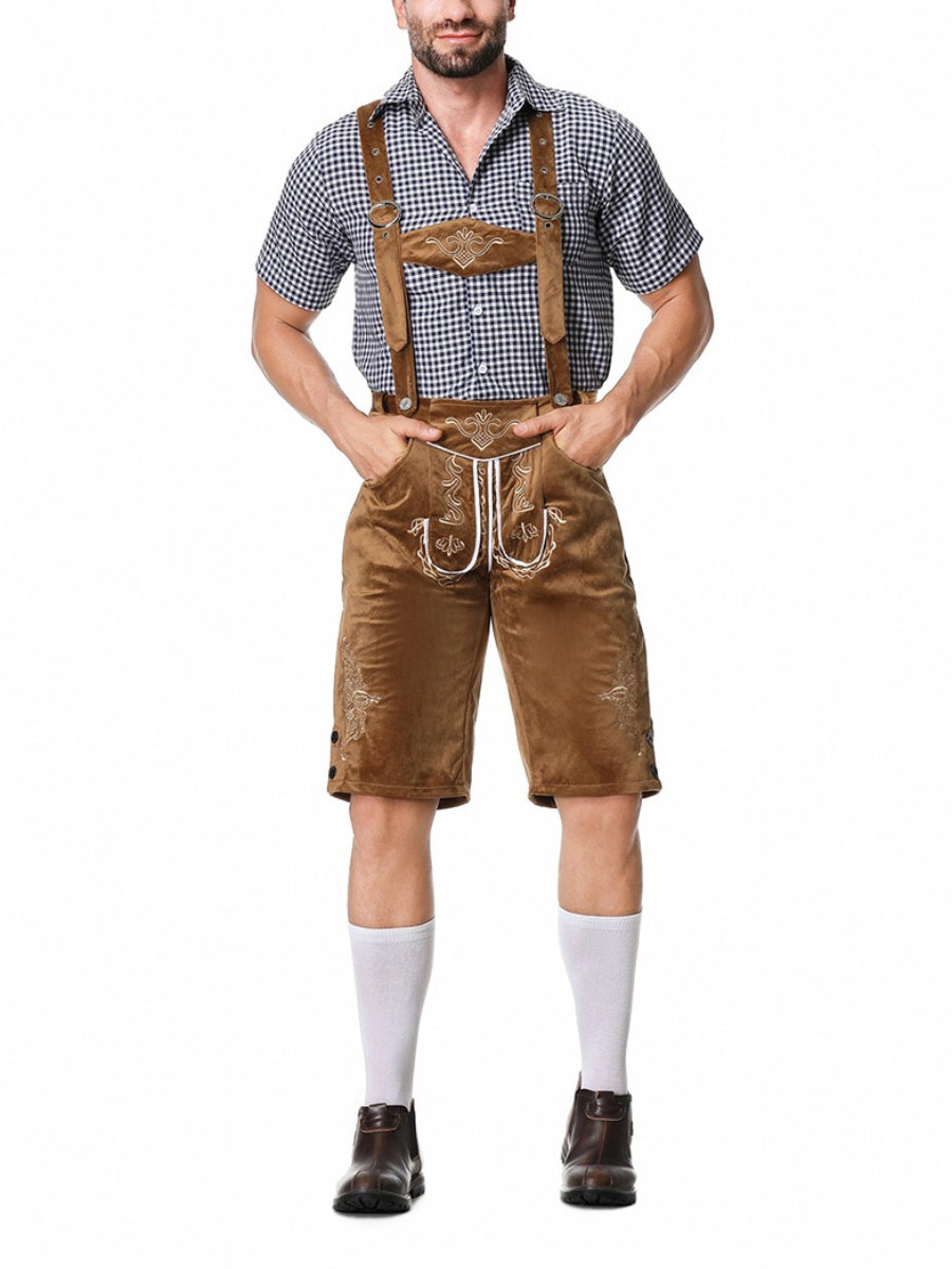 Mann in traditioneller bayerischer Tracht mit kariertem Hemd, brauner Lederhose und Hosenträgern. Oktoberfest Mode, deutsche Kultur, Trachtenmode.