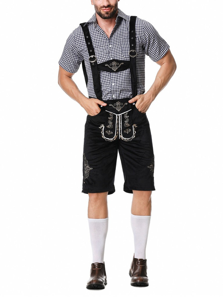 Mann in traditioneller bayerischer Tracht mit schwarzer Lederhose, kariertem Hemd und Hosenträgern. Oktoberfest Mode, deutsche Kultur, Trachtenmode.