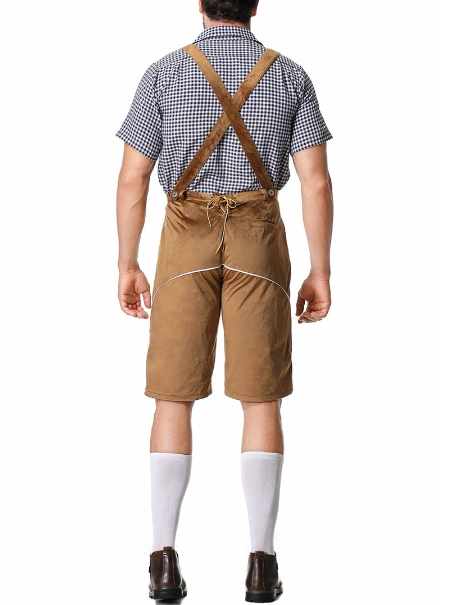 Rückansicht eines Mannes in traditioneller bayerischer Tracht mit kariertem Hemd, brauner Lederhose und Hosenträgern. Oktoberfest Mode.