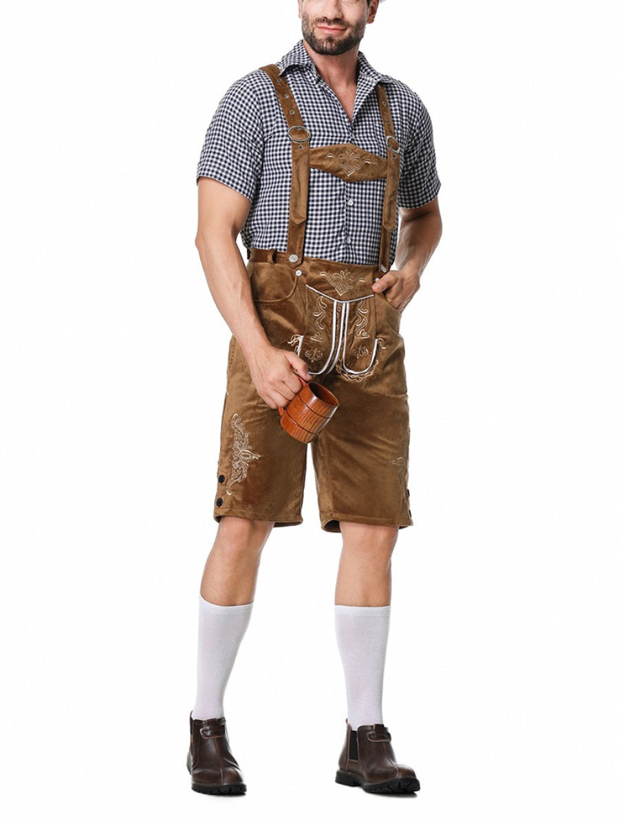 Mann in traditioneller bayerischer Tracht mit Lederhose, kariertem Hemd und Bierkrug. Oktoberfest, deutsche Kultur, Trachtenmode.