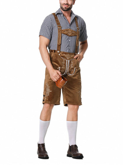 Mann in traditioneller bayerischer Tracht mit Lederhose, kariertem Hemd und Bierkrug. Oktoberfest, deutsche Kultur, Trachtenmode.