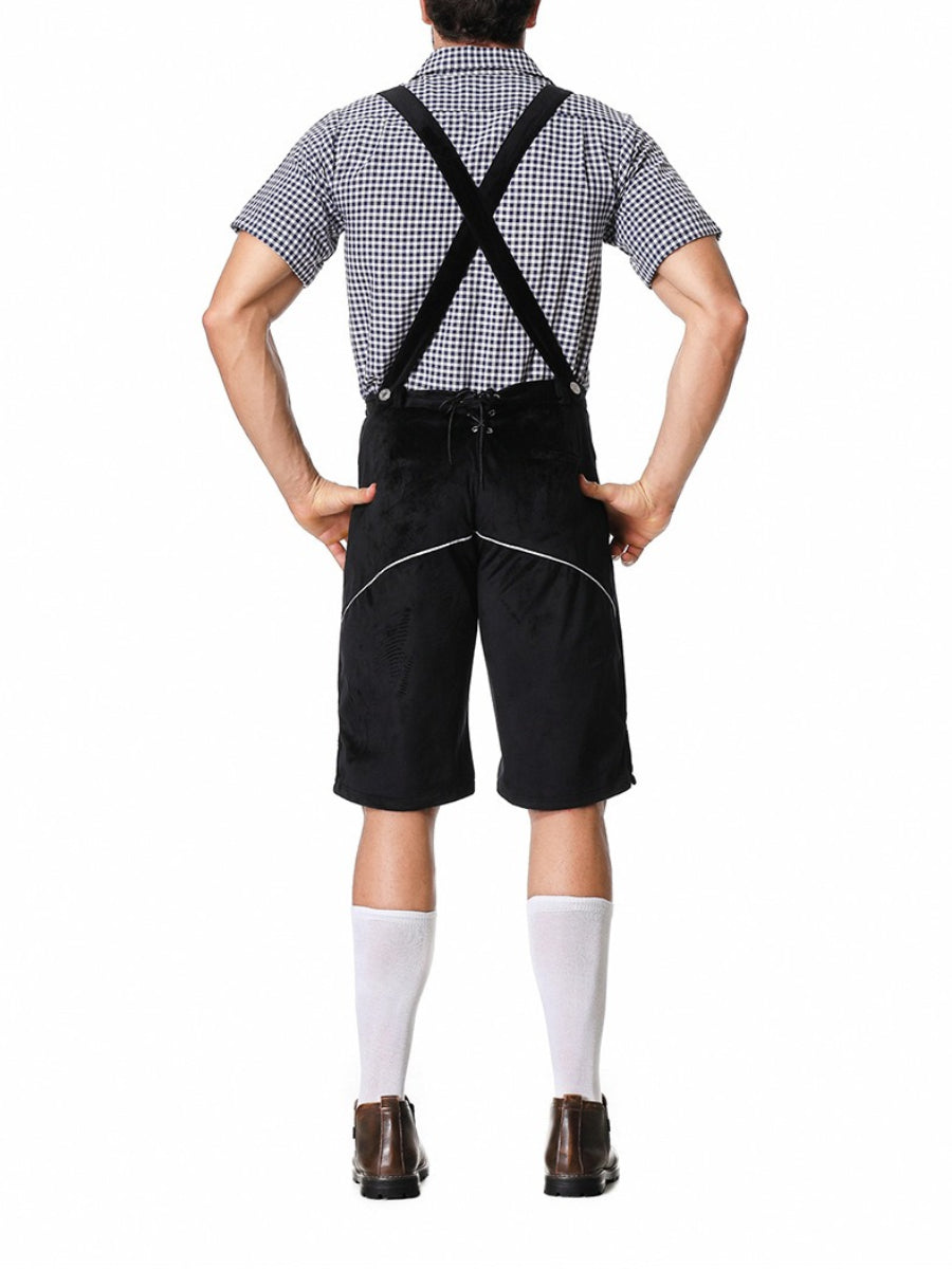 Rückansicht eines Mannes in traditioneller bayerischer Tracht mit kariertem Hemd, schwarzen Lederhosen, Hosenträgern und weißen Kniestrümpfen.