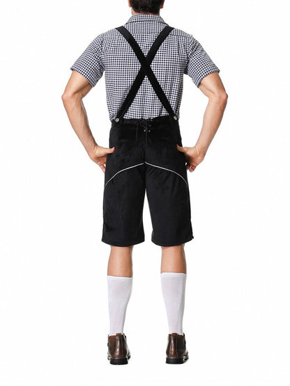 Rückansicht eines Mannes in traditioneller bayerischer Tracht mit kariertem Hemd, schwarzen Lederhosen, Hosenträgern und weißen Kniestrümpfen.