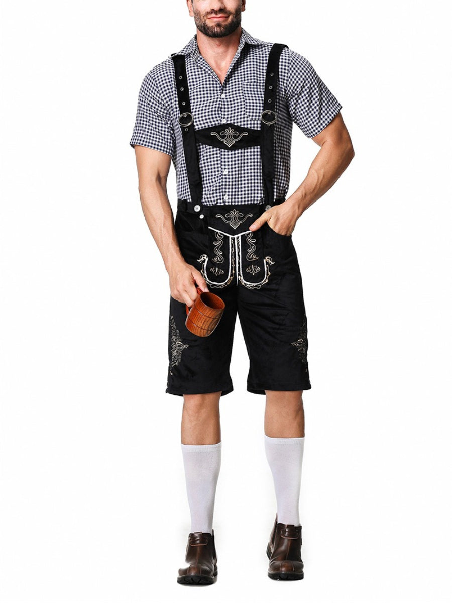 Mann in traditioneller bayerischer Tracht mit Lederhose, kariertem Hemd und Bierkrug. Oktoberfest Mode, Trachtenmode, deutsche Kultur.