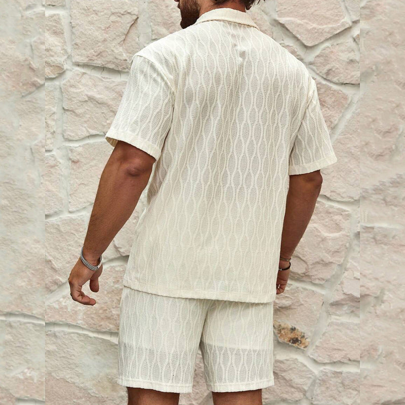 Beiger Herren-Shorts-Set aus Leinen mit geometrischem Muster, Rückansicht. Sommermode, lässiger Stil, ideal für warme Tage.