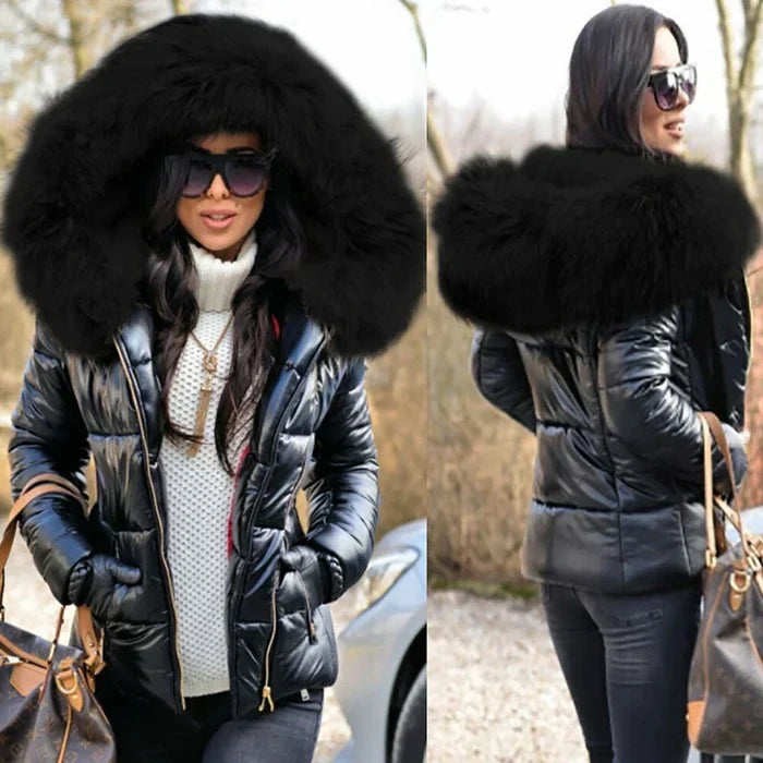 Frau in glänzender schwarzer Daunenjacke mit großem Fellkragen, Sonnenbrille und Handtasche. Wintermode, stilvolle Damenbekleidung.