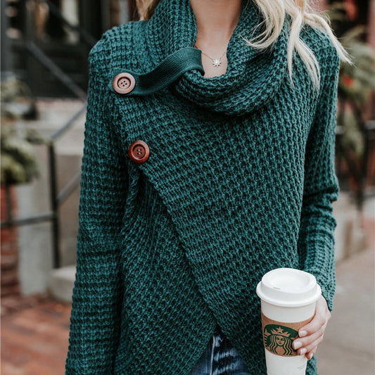 Frau in grünem Strickpullover mit Knöpfen hält Starbucks-Becher. Modischer Herbstlook, gemütlicher Pullover, urbaner Stil.