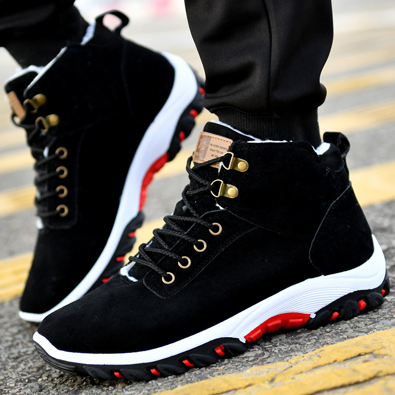 Men's winter boots with lace-up closure and flat sole, ankle-high design