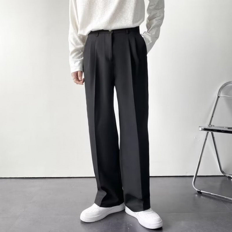 Herren-Stoffhose mit tailliertem Schnitt, Faltenfront und Gürtelschlaufen