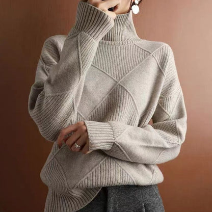 Damenpullover mit Rollkragen, beige, geometrisches Strickmuster, weiches Material, modisch, warm, ideal für Herbst und Wintermode.