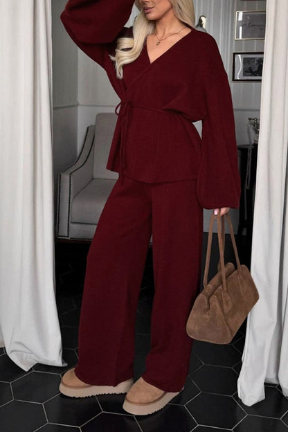 Bequemes Strickset mit V-Ausschnitt und weitem Bein