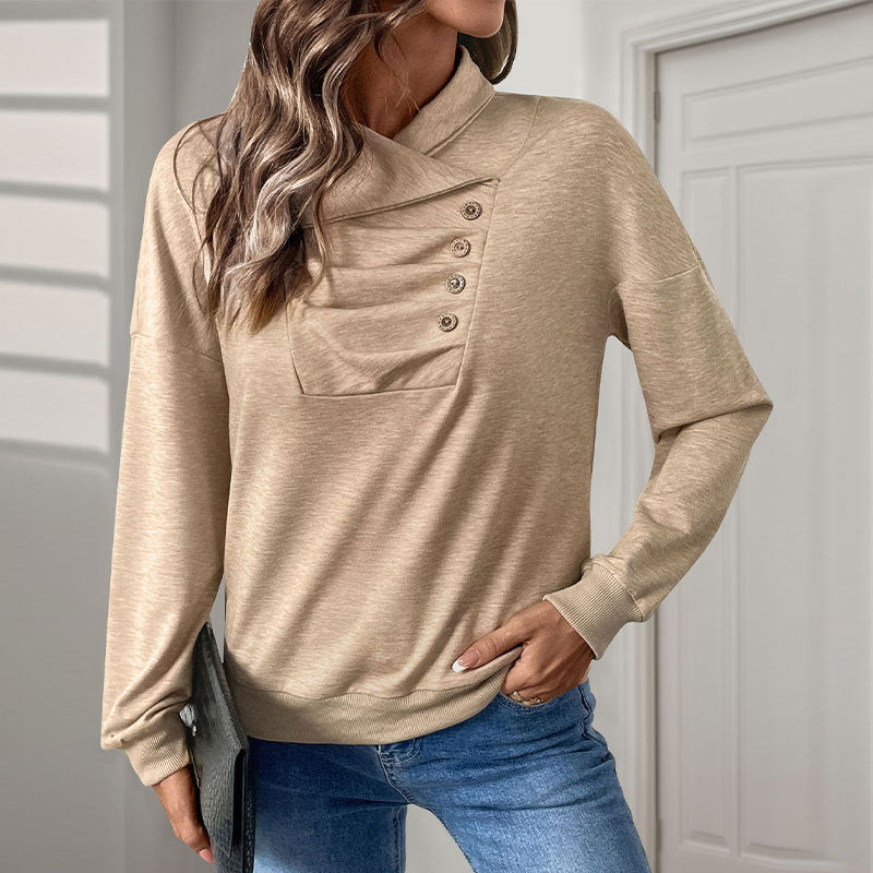 Frau trägt beige Pullover mit Knopfleiste, kombiniert mit blauen Jeans. Modetrend, Damenmode, lässiger Stil, Herbstoutfit, elegantes Design.