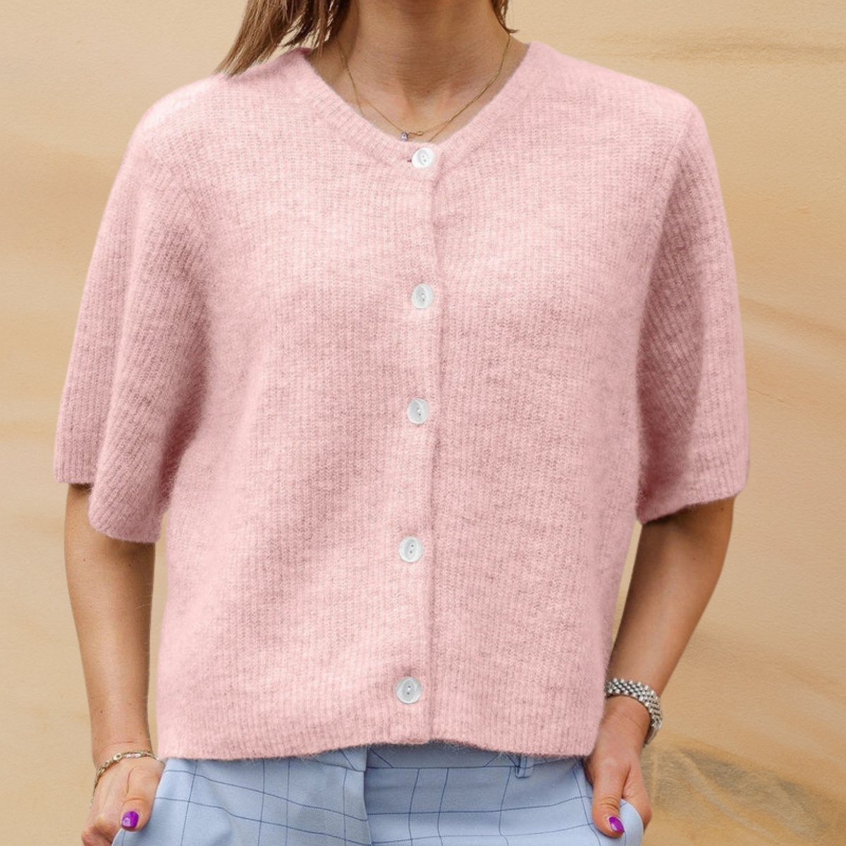 Kurzarm-Cardigan als elegantes Outfit für Büro und Alltag