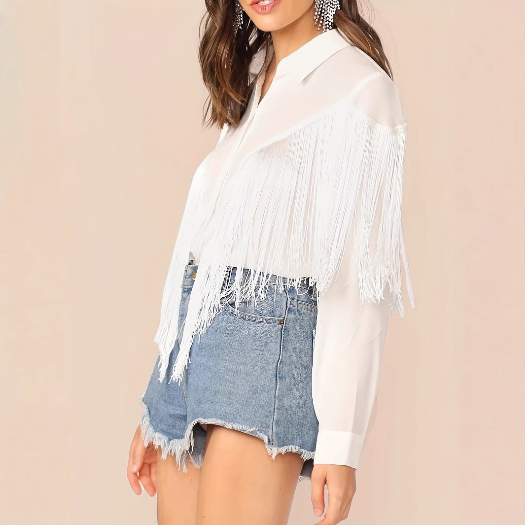 Frau in weißer Fransenbluse und blauen Jeansshorts, modisches Outfit, Sommermode, lässiger Stil, trendige Damenbekleidung.