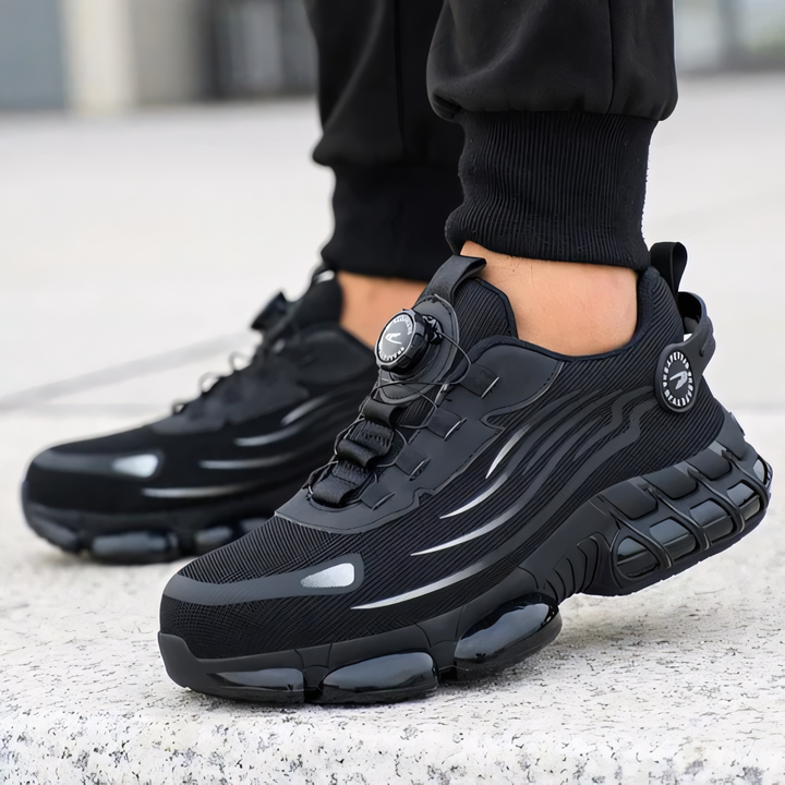 Schwarze, moderne Sportschuhe mit dicker Sohle und innovativem Schnürsystem auf Betonboden. Trendige Sneaker für Herren, ideal für urbanen Stil.