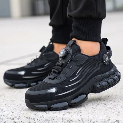 Schwarze, moderne Sportschuhe mit dicker Sohle und innovativem Schnürsystem auf Betonboden. Trendige Sneaker für Herren, ideal für urbanen Stil.