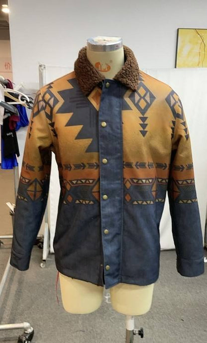 Braune und blaue Jacke mit geometrischem Aztekenmuster auf Schneiderpuppe, Kunstpelzkragen, Knopfleiste; modische Herrenbekleidung, Ethno-Stil.