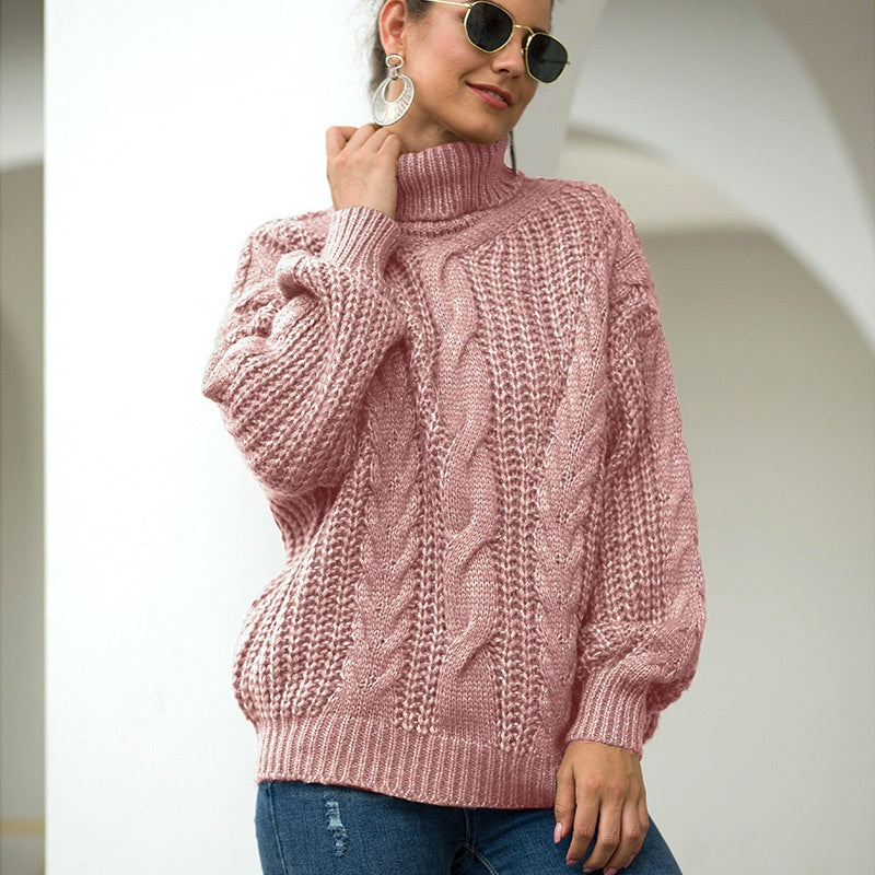 Frau in rosa Strickpullover mit Zopfmuster, trägt Sonnenbrille und Ohrringe, lässiger Herbstlook, modische Damenbekleidung, urbaner Stil.