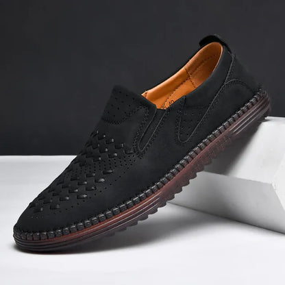 Schwarzer Herren-Loafer aus Leder mit perforiertem Design, rutschfester Sohle und elegantem Look. Ideal für Business und Freizeit.