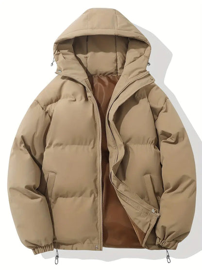 Beige Daunenjacke mit Kapuze, Reißverschluss und Taschen, ideal für Wintermode. Warme, stilvolle Herrenbekleidung für kalte Temperaturen.