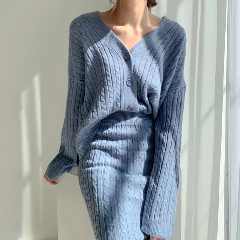 Dame in hellblauem Strickset aus Pullover und Rock, modisch und elegant, Herbstmode, gemütlicher Look, Tageslicht, minimalistisch.