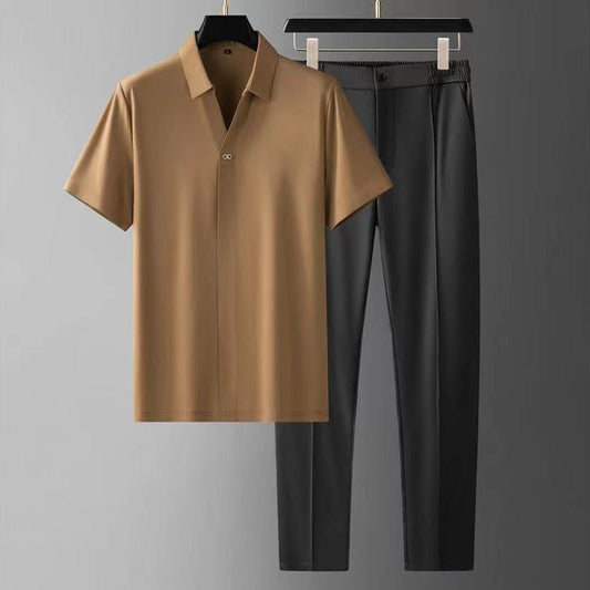 Braunes Kurzarmhemd und schwarze Hose auf grauem Hintergrund. Moderne Herrenmode, stilvolle Kleidung, minimalistische Ästhetik.