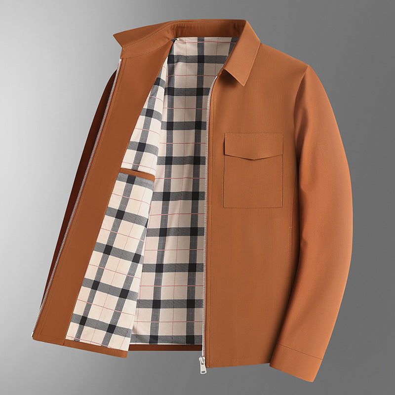 Braune Herrenjacke mit kariertem Innenfutter, Reißverschluss und Brusttasche. Stilvolle Übergangsjacke für Herbstmode.