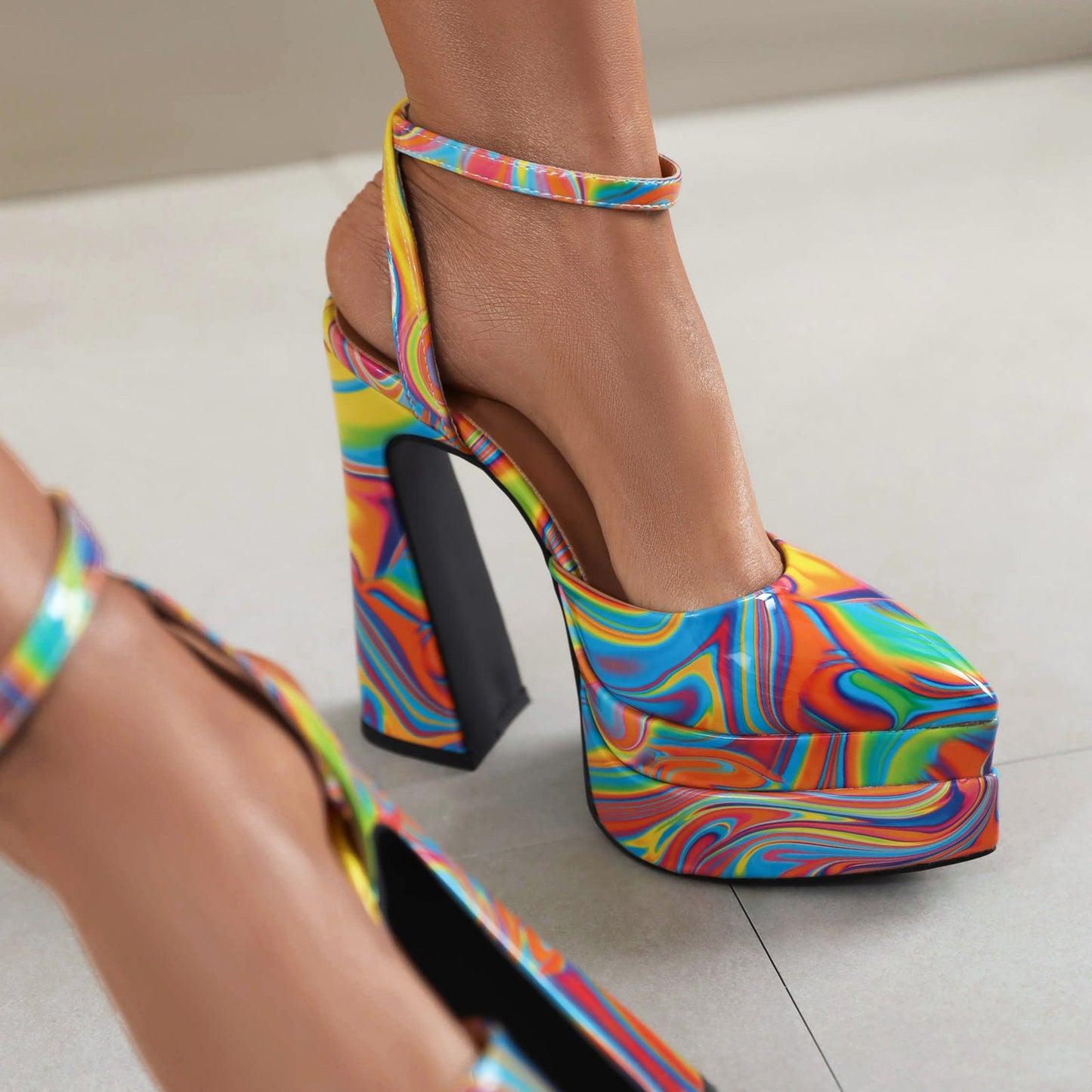 Bunte Plateau-High-Heels mit psychedelischem Muster, auffällige Damenmode, trendige Schuhe, modische Absatzschuhe, farbenfrohes Design.
