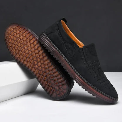 Schwarze Herren-Slipper aus Wildleder mit rutschfester Sohle, elegantem Design und perforierten Details, ideal für Freizeit und Business.