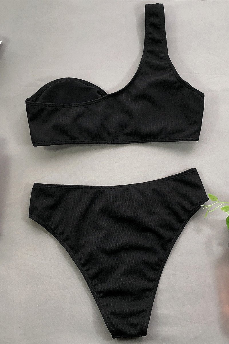 Schwarzer asymmetrischer Bikini mit einem Schulterträger und hochgeschnittener Taille, ideal für Strandmode und Sommertrends.