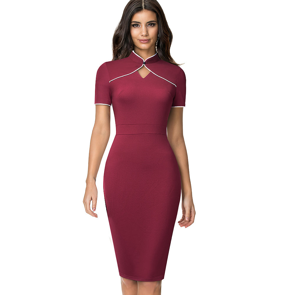 Frau in elegantem, weinrotem Etuikleid mit kurzen Ärmeln und Schlüssellochausschnitt. Mode, Damenbekleidung, Abendkleid, stilvoll.