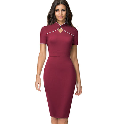 Frau in elegantem, weinrotem Etuikleid mit kurzen Ärmeln und Schlüssellochausschnitt. Mode, Damenbekleidung, Abendkleid, stilvoll.