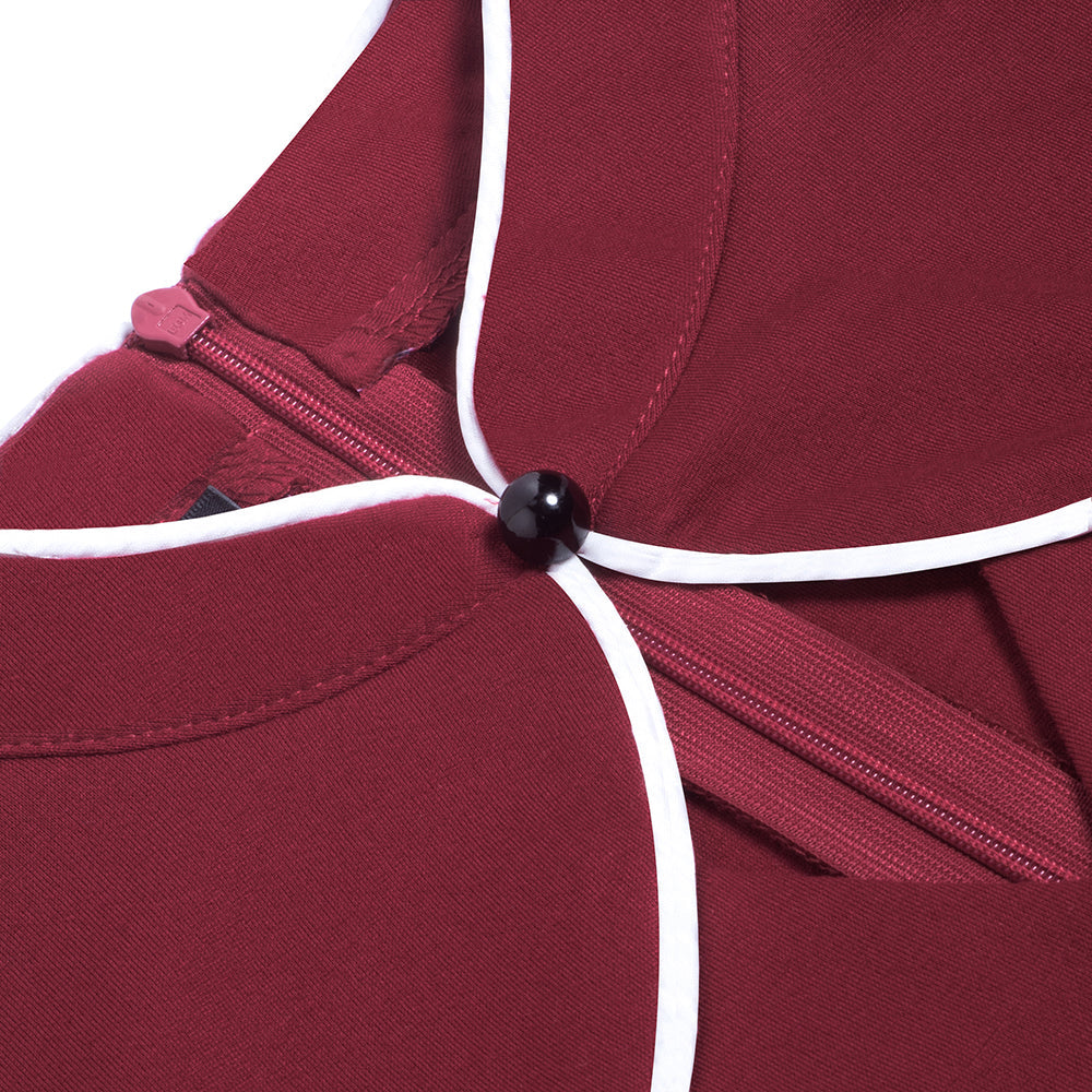 Bordeauxrotes Kleid mit weißem Kragen, Reißverschluss und schwarzem Knopf. Elegantes Design, hochwertige Damenmode, stilvolle Abendgarderobe.