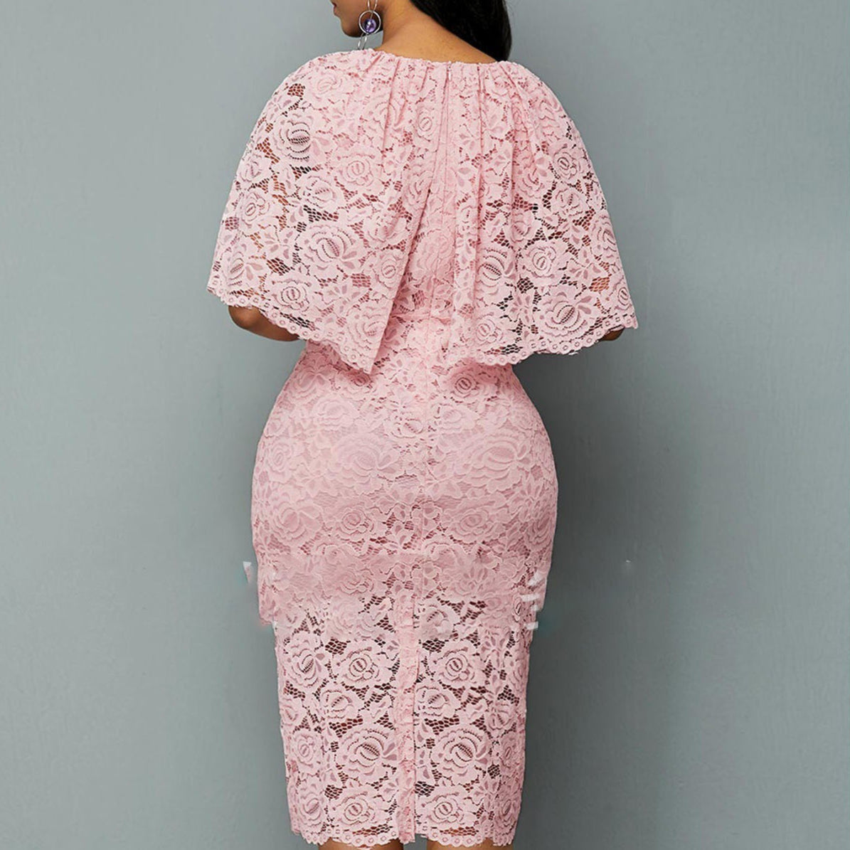 Rosa Spitzenkleid Damen, knielang, mit Cape-Ärmeln, elegantes Design, Rückansicht, Mode für besondere Anlässe, stilvoll und feminin.