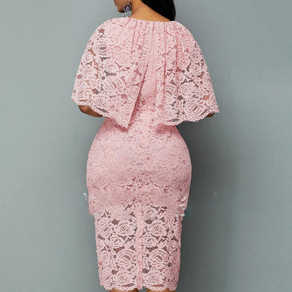 Rosa Spitzenkleid Damen, knielang, mit Cape-Ärmeln, elegantes Design, Rückansicht, Mode für besondere Anlässe, stilvoll und feminin.