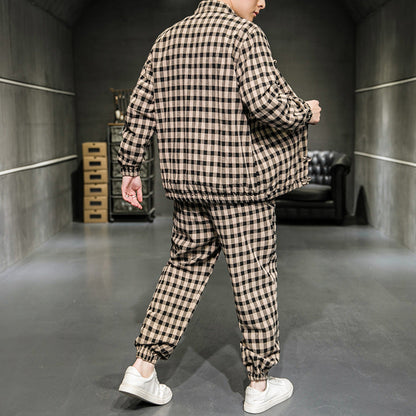 Mann in kariertem Trainingsanzug, Rückansicht, in modernem Raum. Modetrend, Herrenbekleidung, Freizeitlook, stilvolle Kleidung.