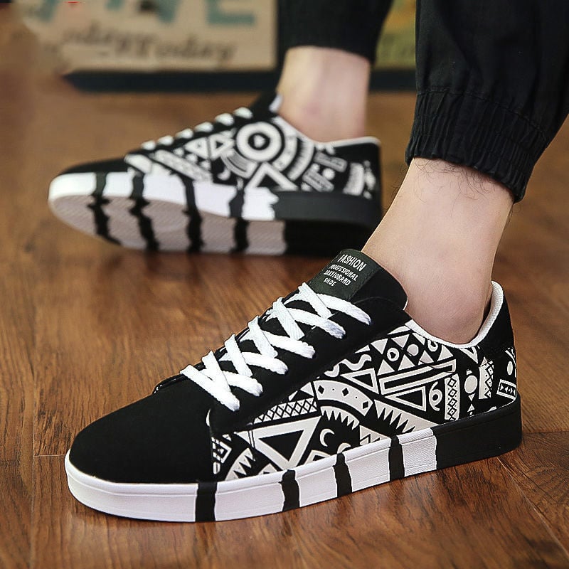 Men's sailing shoes made of canvas with lacing, rubber sole, and low shaft