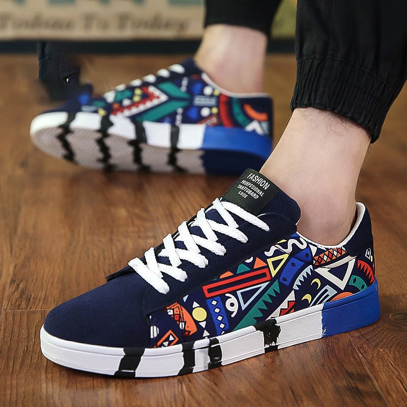 Men's sailing shoes made of canvas with lacing, rubber sole, and low shaft