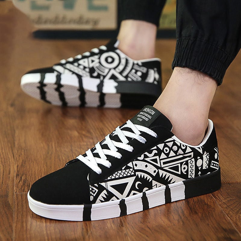 Men's sailing shoes made of canvas with lacing, rubber sole, and low shaft