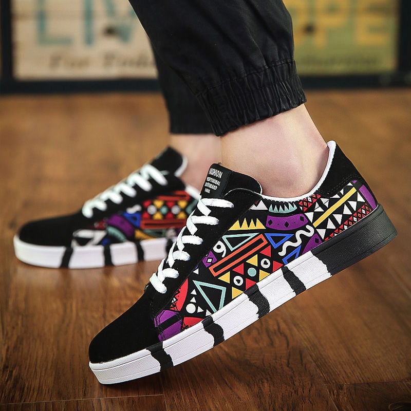 Men's sailing shoes made of canvas with lacing, rubber sole, and low shaft