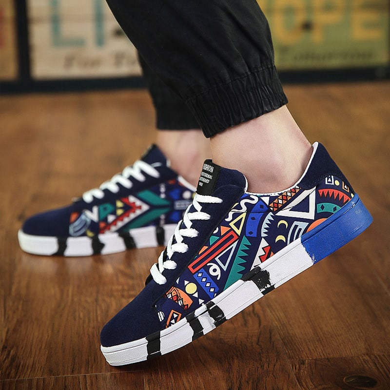 Men's sailing shoes made of canvas with lacing, rubber sole, and low shaft