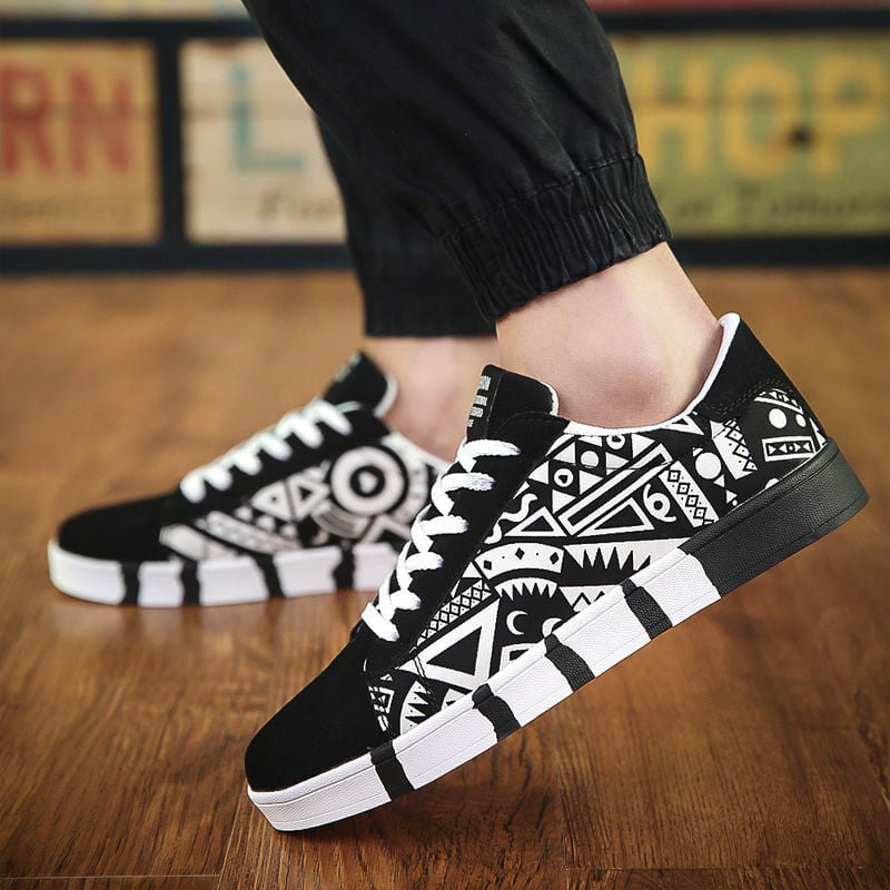 Men's sailing shoes made of canvas with lacing, rubber sole, and low shaft