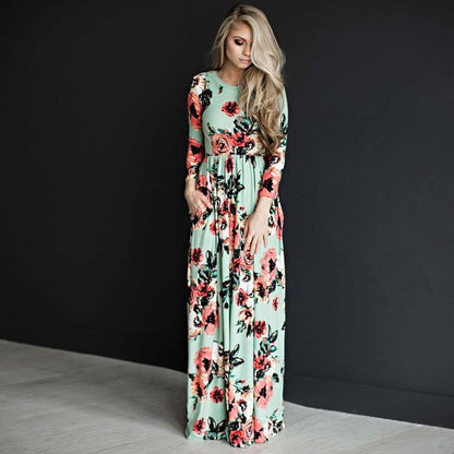 Frau in langem, geblümtem Kleid vor schwarzem Hintergrund, modisches Maxikleid mit Blumenmuster, elegantes Damenoutfit, stilvolle Abendmode.