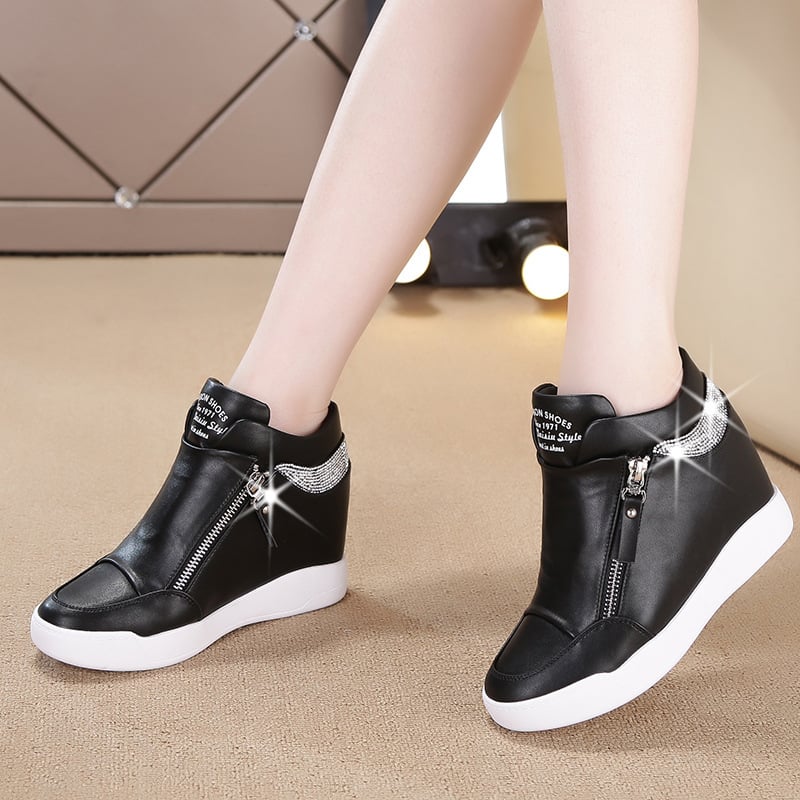 Damen Plateau Wedge Sneaker mit runder Spitze und seitlichem Reißverschluss – PU Look