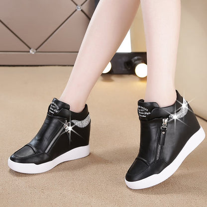 Damen Plateau Wedge Sneaker mit runder Spitze und seitlichem Reißverschluss – PU Look