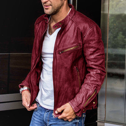 Mann in roter Lederjacke, weißem T-Shirt und blauer Jeans. Modischer Look, lässiger Stil, Herrenmode, Outdoor-Kleidung, trendige Jacke.