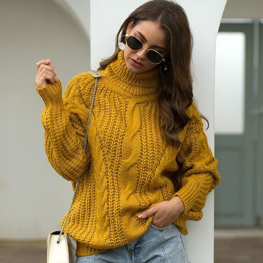 Frau in gelbem Strickpullover, Sonnenbrille und Jeans posiert stilvoll. Herbstmode, Damenbekleidung, trendiger Look, modische Accessoires.