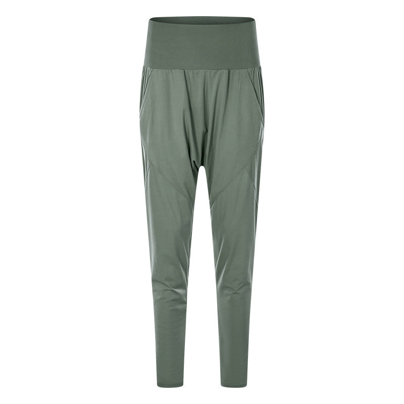 Grüne Damen-Jogginghose mit hohem Bund, elastischem Material und Seitentaschen. Bequeme Sporthose für Fitness und Freizeit.
